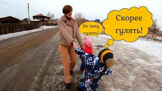 Молодая семья живет в деревне.Прогулка с детьми в селе. Счастливая жизнь в деревне,Vlog.