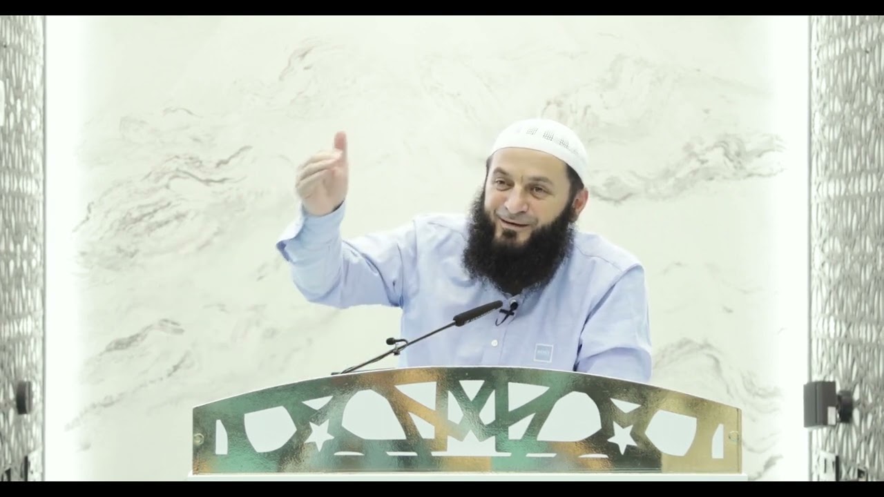 Këmisha me zbukurime, pantallonat nën zogun e këmbës dhe fustani i gruasë gjatë namazit..