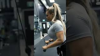 💪😎👍Amezinge bicep exercise in girl /Exercise in gym Girls @best fitness hub #shorts