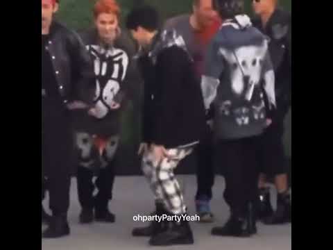JUNGKOOK IS TWERKING