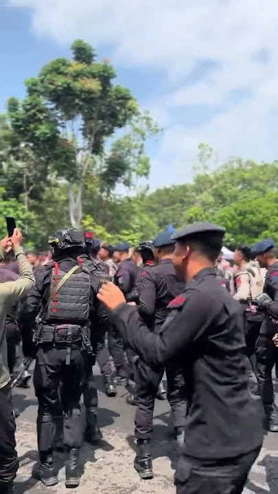 Brimob joget kaka main salah