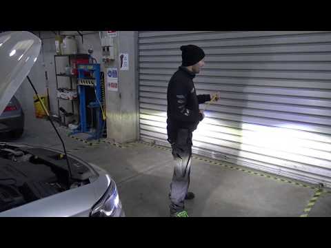 Video: Come si regolano i fari su una Mazda 5?