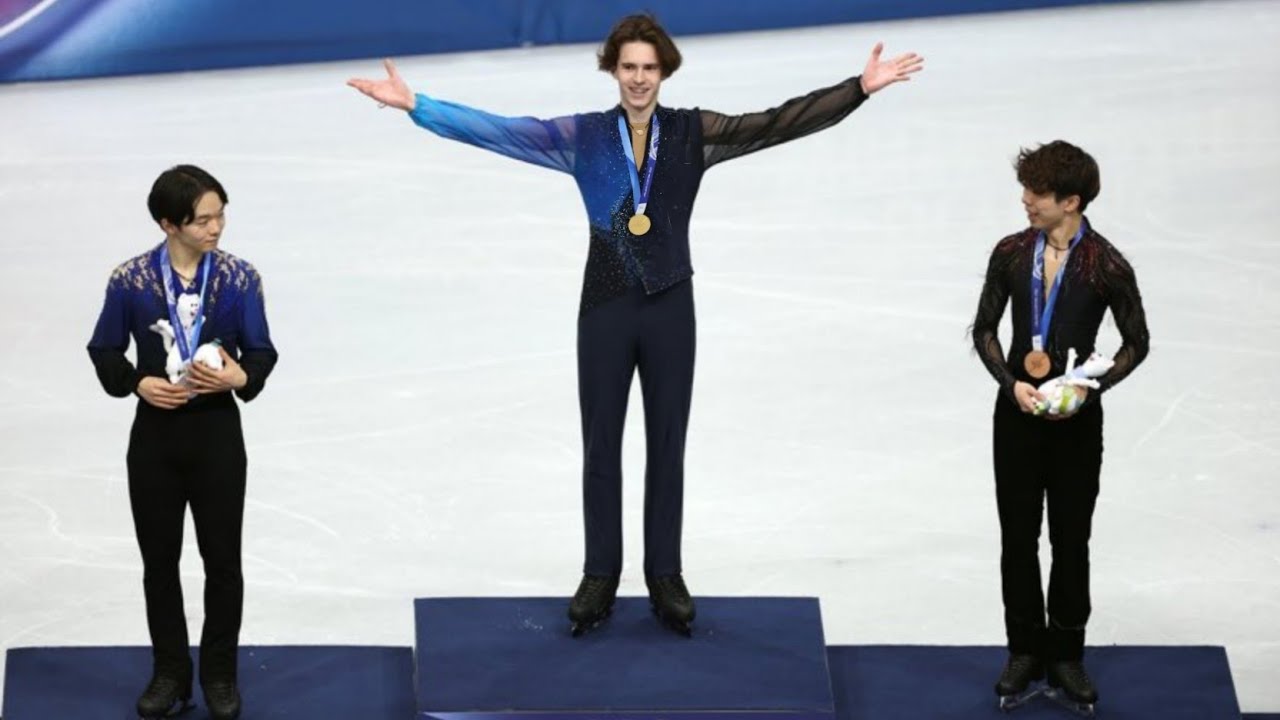 Михаил Шайдоров празднует победу на церемонии награждения Казахстана золотой медалью спустя 32 года.