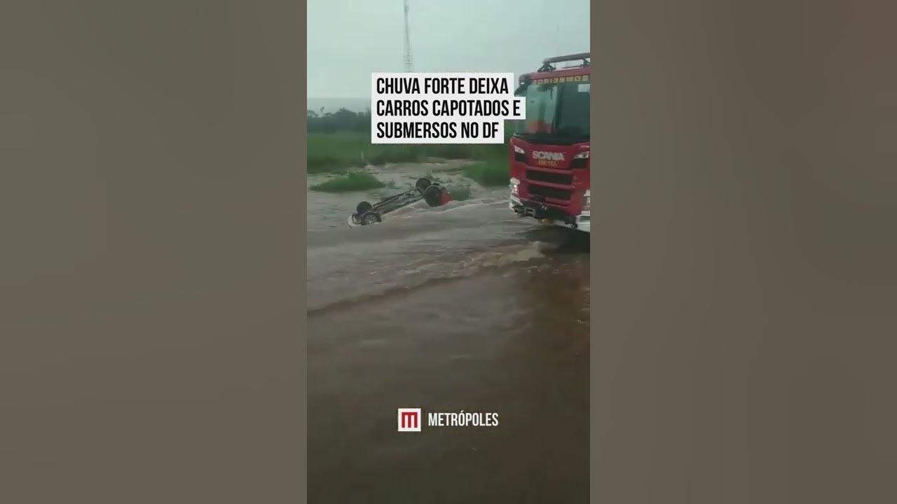 VÍDEOS: Carros boiam e motoristas ficam ilhados durante chuva em