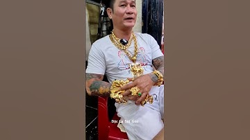 Độc Lạ đeo hơn 130 cây vàng đứng bán ốc trên phố Sài Gòn #shorts