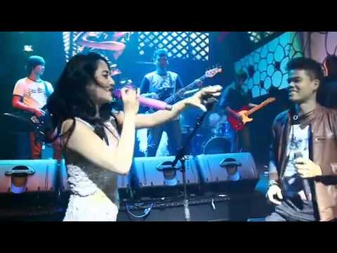 HIKAYAT CINTA   Dewi Perssik Ft Iztambul Band live