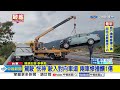 &quot;恍神&quot;衝對向撞廂型車! 閃車自撞分隔島釀&quot;火燒車&quot;│中視新聞 20240127