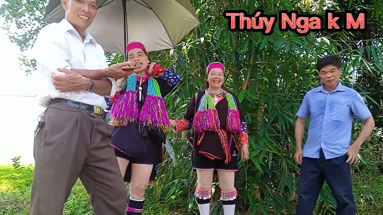 Kêm mun áy zủng Thúy Nga hát cùng chăn phún ở khu Đồng Văn