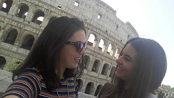 Come si chiama la piazza dove si trova la Fontana di Trevi?