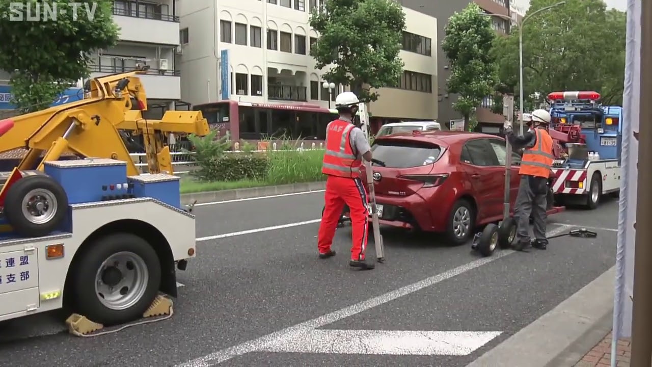 一時約1800世帯停電 神戸市灘区で車が配電盤に衝突 - YouTube