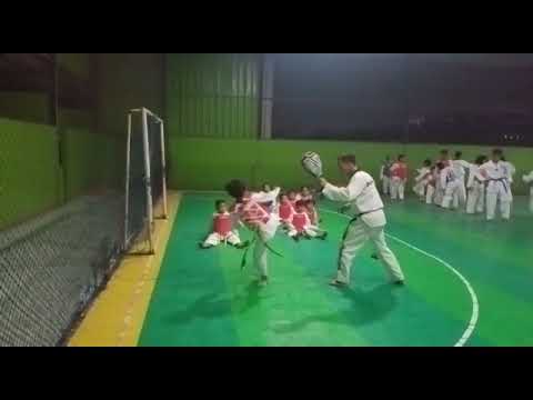 Dwi hurigi, taekwondo Valentino club Cikarang. - YouTube