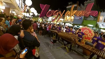 Ramainya Malioboro di malam minggu..! YOGYAKARTA - Angklung CALUNG FUNK