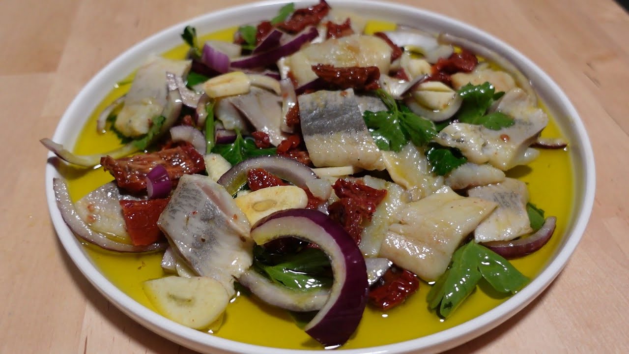 TE ŚLEDZIE TO POEZJA SMAKU w oliwie z oliwek  suszonymi pomidorami czosnkiem i cebulą