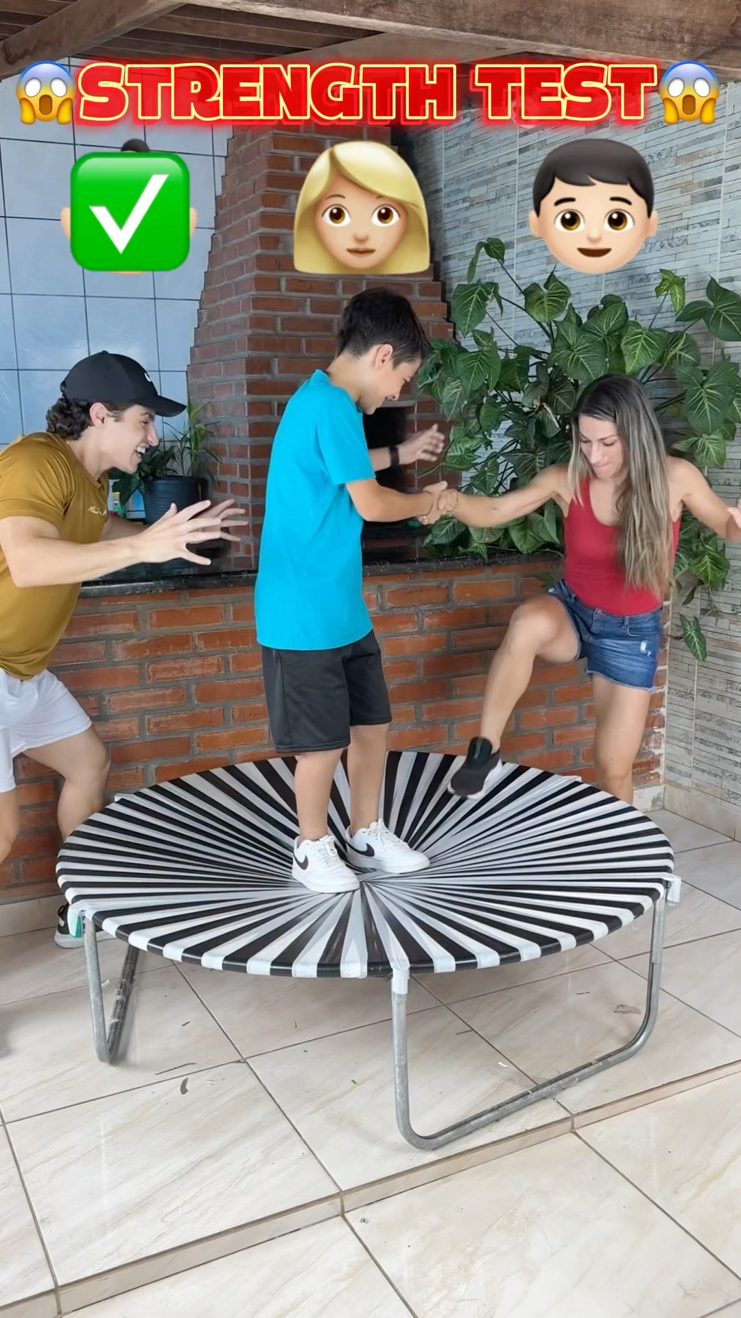 Quantas pessoas o trampolim vai suportar?!? #shorts #challenge
