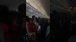 Insane turbulence Frontier Flight 226 - What is going on?!? Put this thing on the ground Resimi