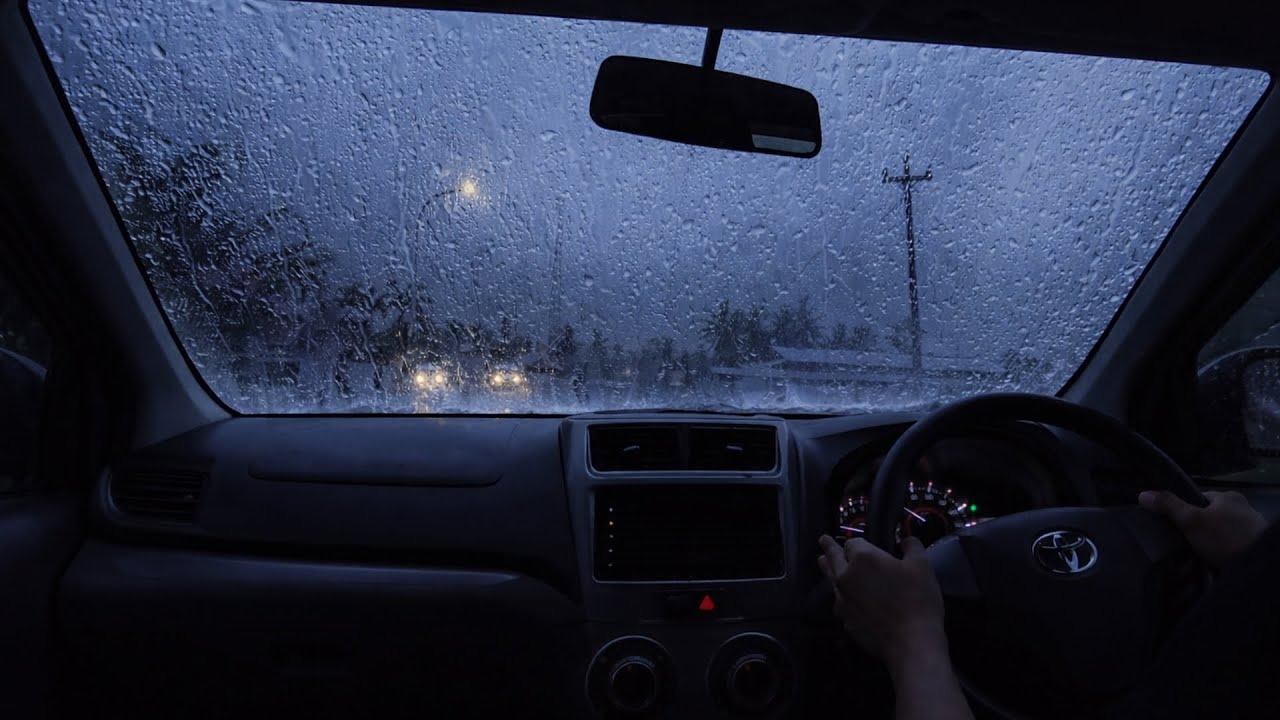 Вождение под сильным дождём в городе к вечеру для сна, работы и учёбы