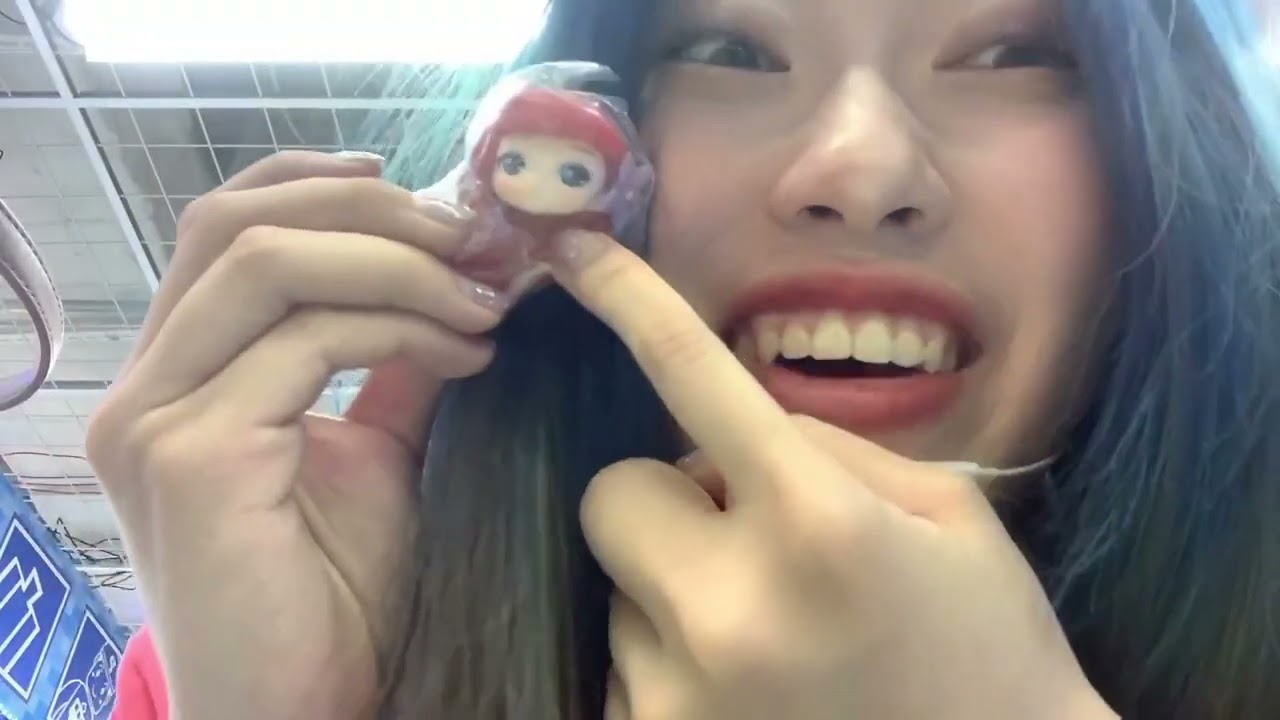 日本扭蛋机！！！扭了好多小公主哈哈哈哈哈！我第一次知道玩扭蛋这么爽的！！！