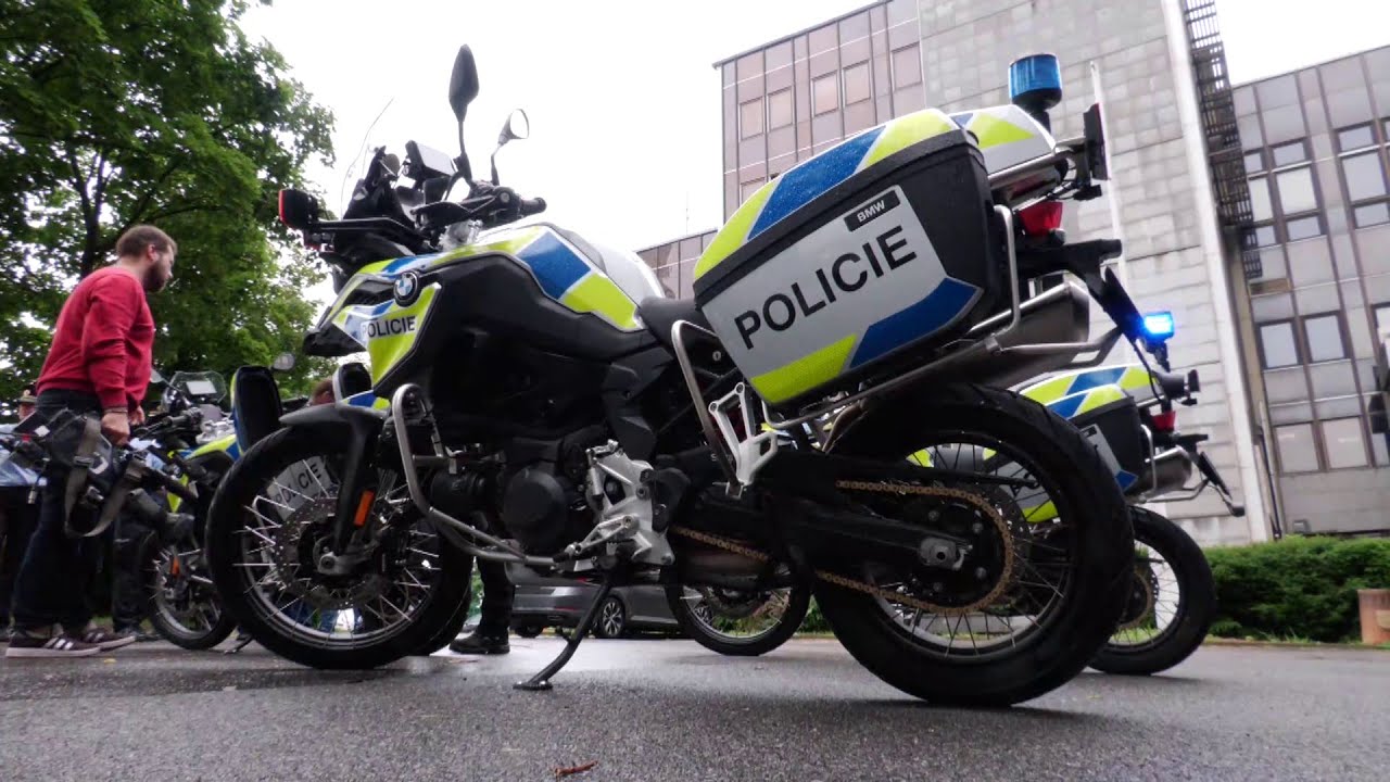 Rychlejší zásah i zdravotní pomoc: Pražští policisté mají nové motorky vybavené defibrilátory