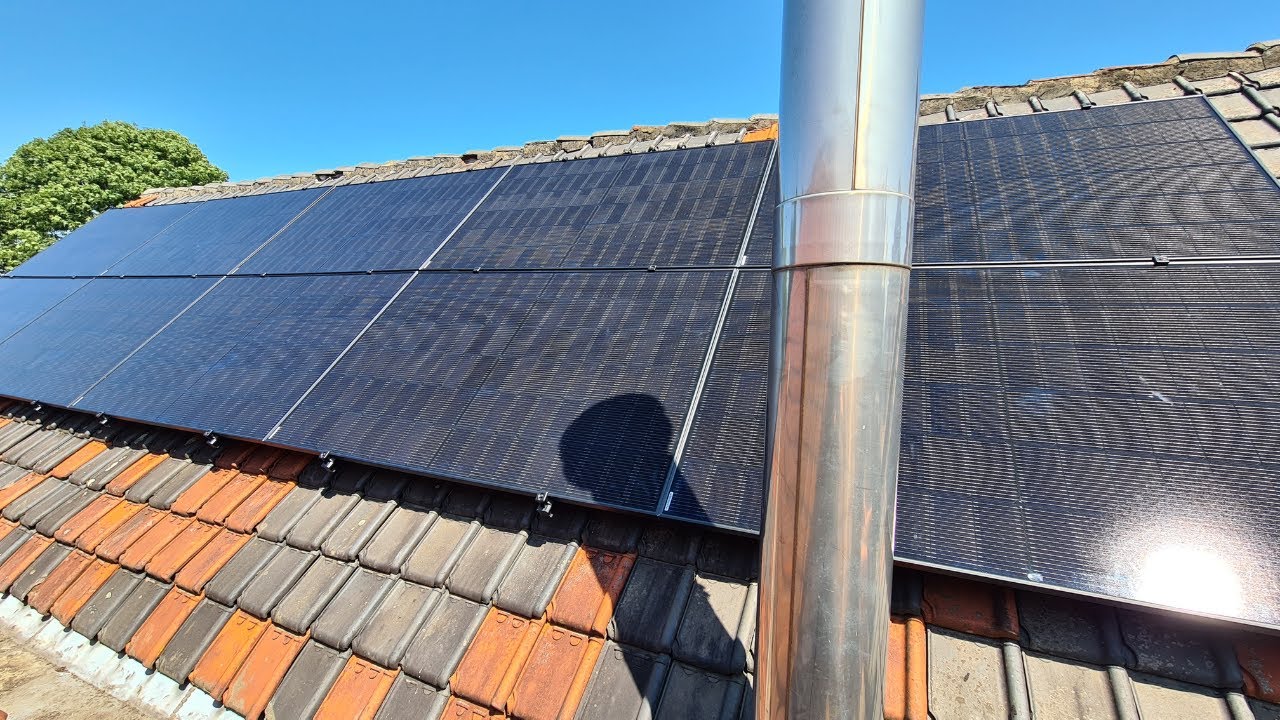 Zonnepanelen monteren met Evo Spanthaken op een 120 jaar oud huis YouTube