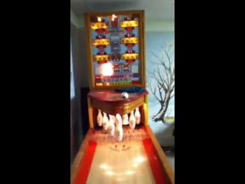 Old bowling machine Chicago coin - YouTube