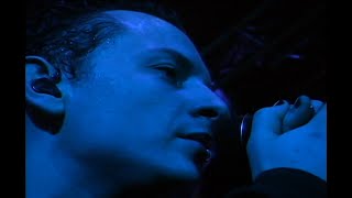 Chester Bennington falls during Linkin Park&#39;s „One Step Closer” at Projekt Revolution 2002