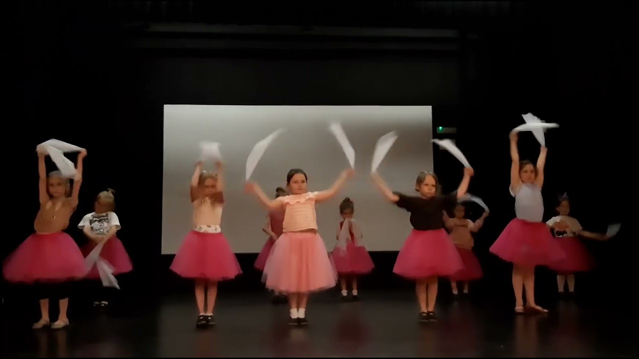 Taniec  dzieci z chusteczkami - Zajęcia artystyczne . Centrum Edukacji Artystycznej Anna Machmar