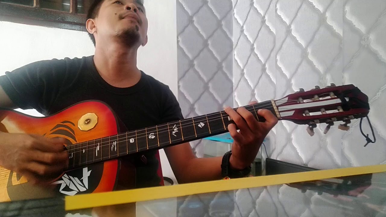Bermain gitar 
