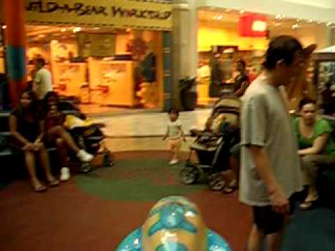 009 04 19 在商场儿童游戏场13