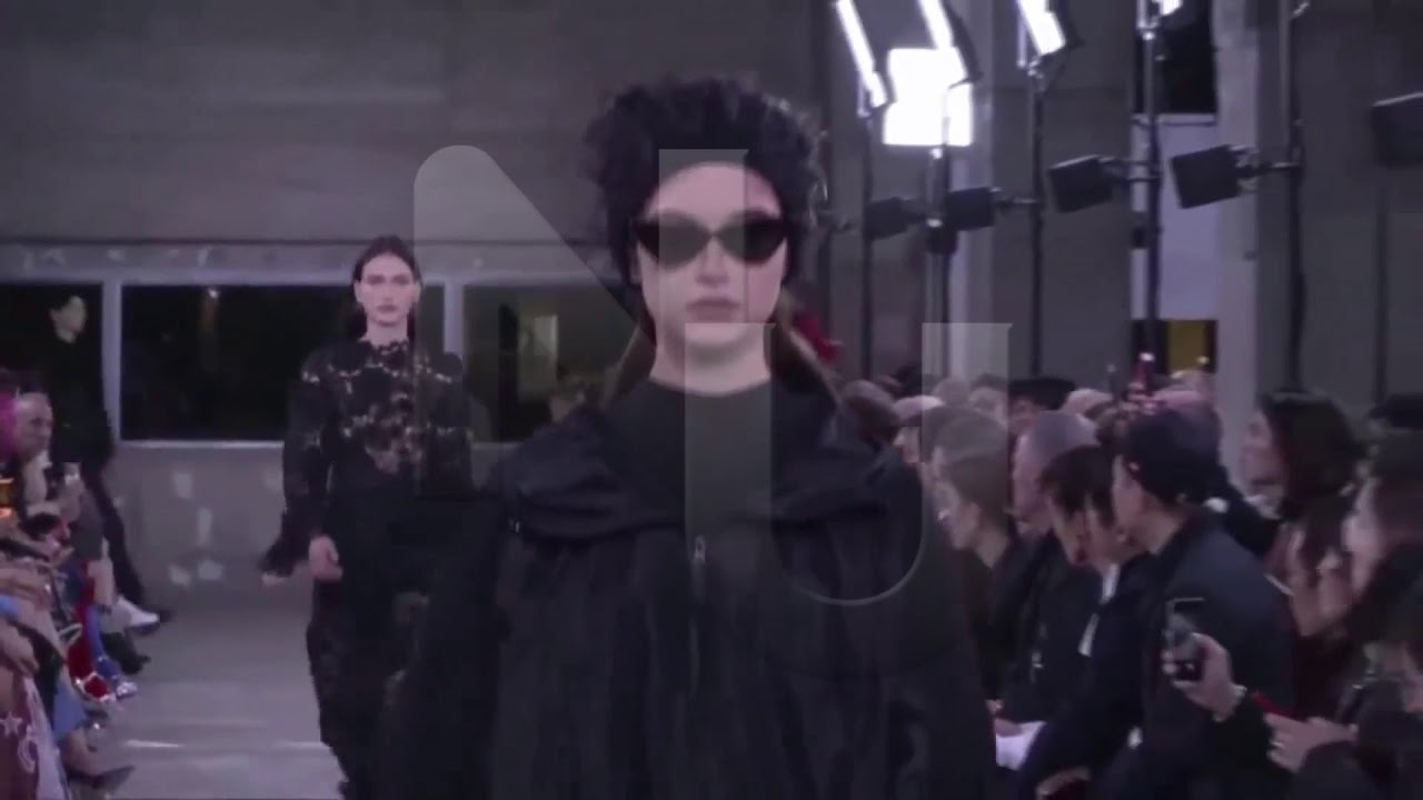 unnoticed meaning NIVEL UNNO SABRINA Valentino Pre Fall 2018 2019 01 12 18w