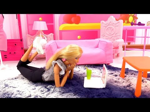 Video e giochi con le bambole. Barbie va in piscina. Giocattoli per bambini