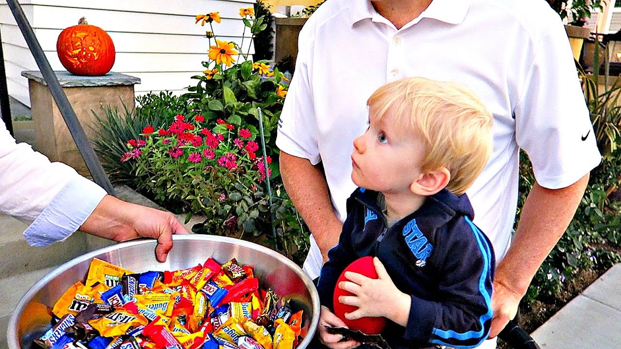 BEST TRICK OR TREATING! Balboa Island! Halloween Special! - YouTube