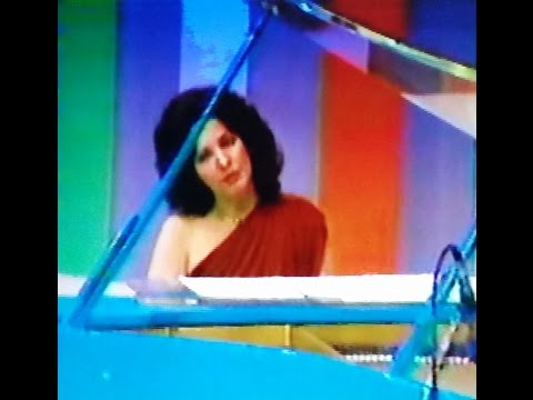 ALBA ROSA INTERPRETANDO " LA BELLA CUBANA"