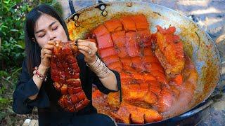 Primitive Girl Cooking pork braised recipe - Pig eating pork stew a good meal