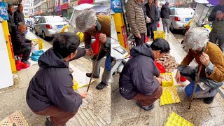 Yi pretended to be a beggar and went to the market for 10 cents to buy vegetables. The kind elder s