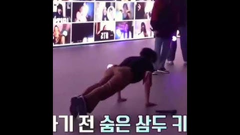 Taehyung doing pushups in middle of concert🤣 #bts #btsconcert #btsv #btsfunny #shorts #btsshorts