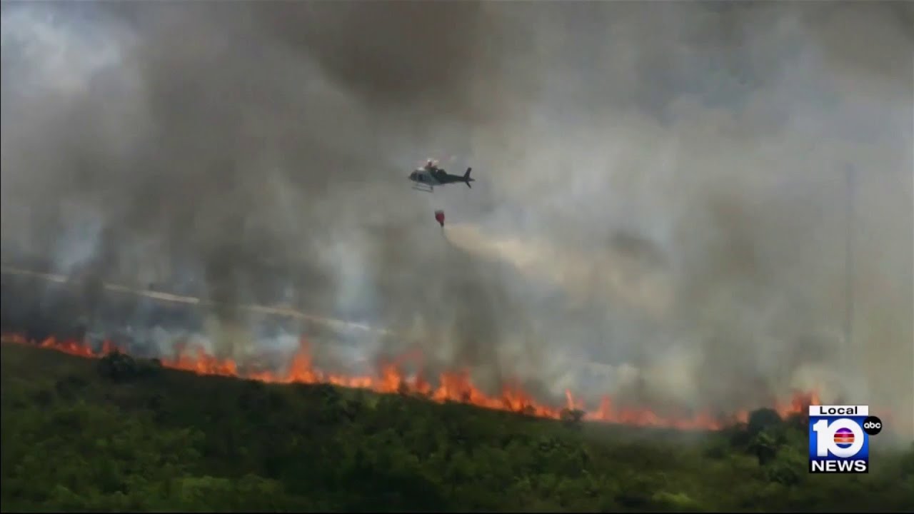 Large brush fire continues burning in south Miami-Dade - YouTube