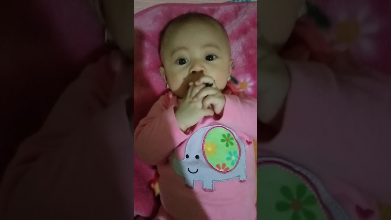 bayi yang lucu dan gemes 