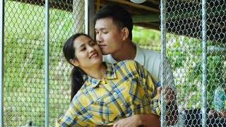 Because he helped Linda make an anti-robbery door, Quang was abused by the manager.