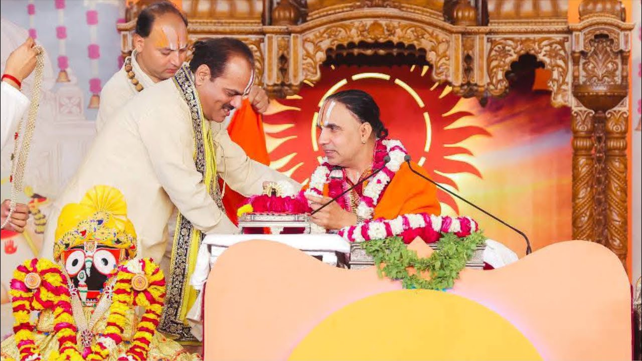 स्वामी श्री राघवाचार्य जी महाराज की कथा में पूज्य महाराज श्री का पदार्पण एवं आशीर्वचन !