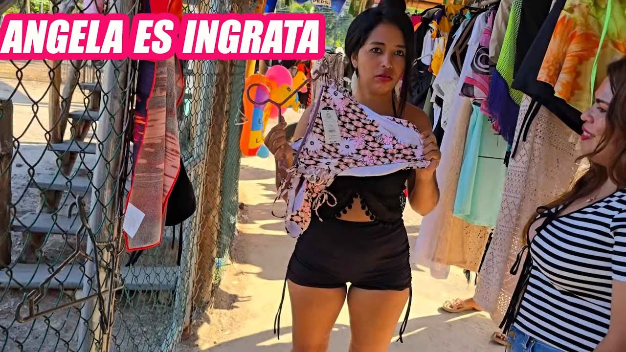 Angela le quiere regalar este traje de baño a Marlene.