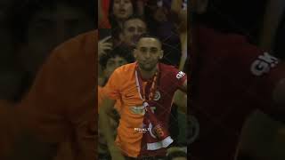 Hakim Ziyech Tribünde 3'lü çektiriyor 😱 Resimi