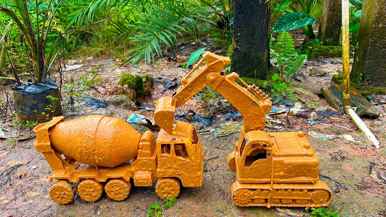 Dipping a Muddy Toy Excavator in Water – So Satisfying Cleaning