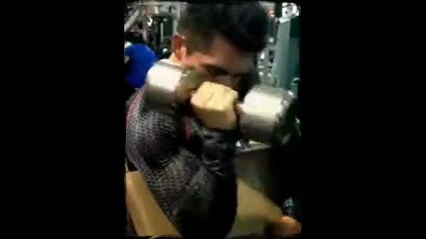 Entrenamiento de biceps braquial en banco scott  (Created w