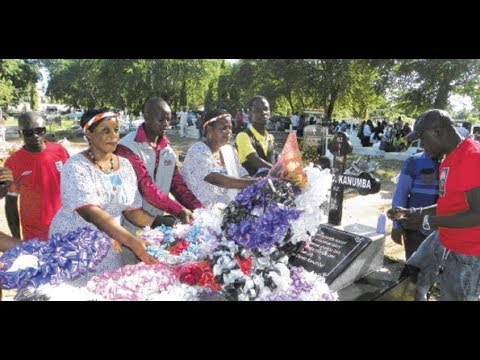 MAMA KANUMBA AMWAGA MACHOZI KABURINI KWA KANUMBA