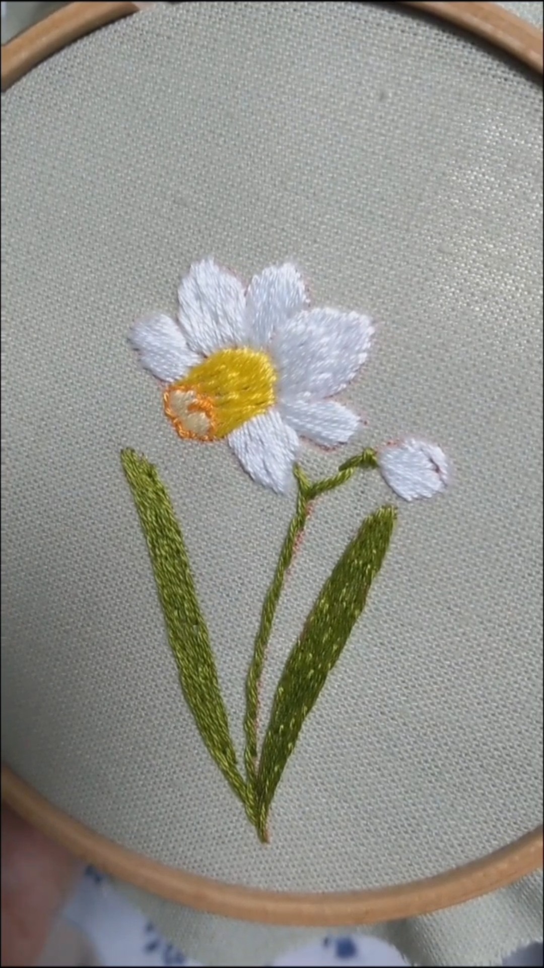 ラッパスイセン（水仙）の刺繍です。daffodil embroidery. #刺繍 #水仙
