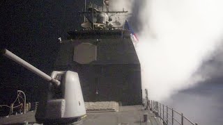 Пуск 30 крылатых ракет BGM-109 Tomahawk с крейсера ВМС США в Красном море.