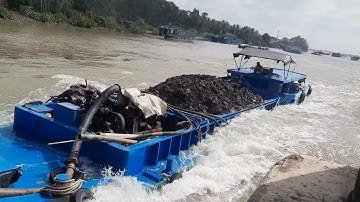 Tàu ghe sà lan cùng nhau vượt cống ngăn mặn hấp dẫn kịch tính