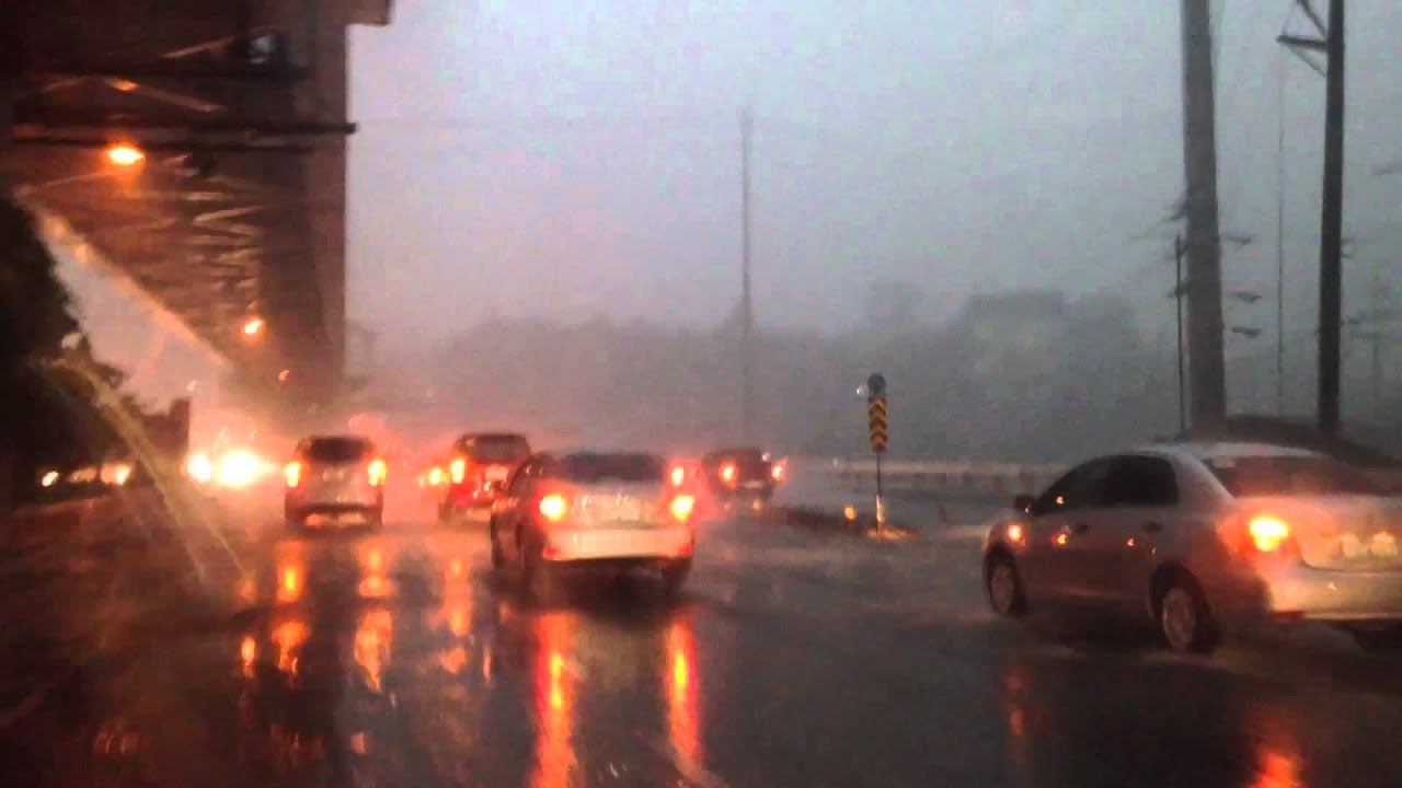 beautycon EDSA Driving in Strong Rain 5PM Guadalupe Bridge by HourPhilippines.com