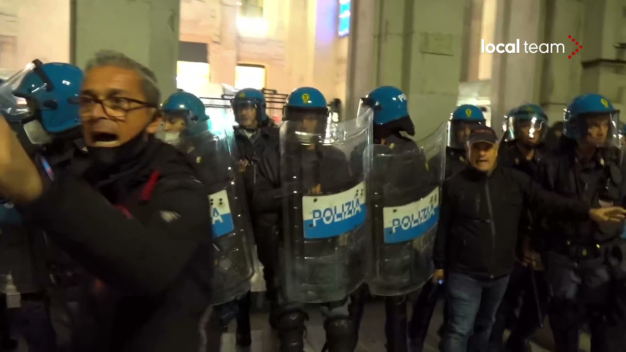 Manifestanti No Green Pass raggiungono la stazione Centrale di Milano: respinti da polizia