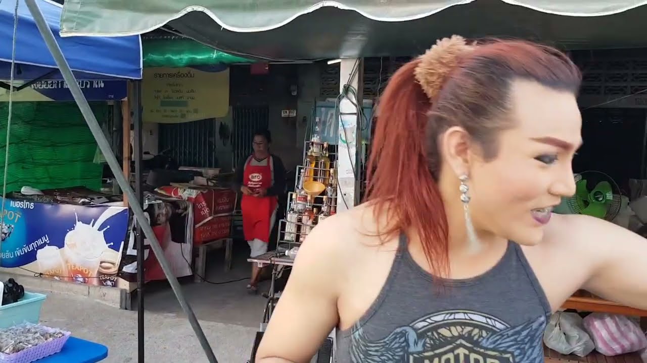 Острый салат из морепродуктов с ярко-красной заправкой, «Три острых вкуса от тети Коб» (Пакоб Юм)